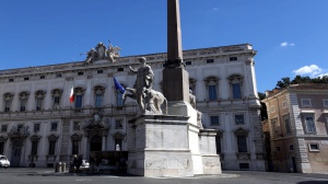 Corte costituzionale, no al riconoscimento dei non binari: “Sul terzo genere deve decidere il legislatore” 