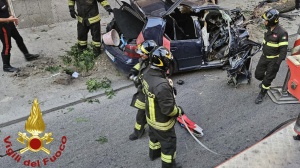 Cutro, 18enne muore in incidente stradale, guidava l'auto senza la patente ma solo con il foglio rosa