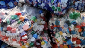 Dal 3 luglio scatta l’obbligo Ue per i tappi che non si staccano dalle bottiglie di plastica