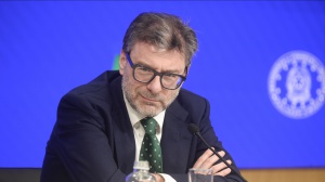 Dazi al 10% sulle importazioni da oggi in vigore. Giorgetti, sangue freddo e niente panico. Tajani, tocca all'Ue trattare con Trump 