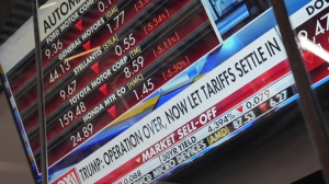 Dazi, le borse mondiali crollano. L'Europa perde 890 miliardi in 3 ore. Trump "i dazi sono la cura"
