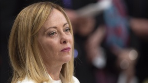 Dazi, Meloni insiste: “Automotive colpita, stop al Green Deal”. Ma Schlein: “Governo ambiguo e impreparato”