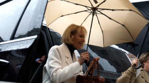 Diffamò la scrittrice Jean Carroll, Donald Trump condannato a pagare 83 milioni, il tycoon annuncia ricorso