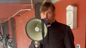 Don Antonio Coluccia contro gli spacciatori a Napoli: Ave Maria e megafono per convertirli