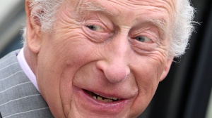 Dopo il breve ricovero, torna re Carlo III, ma restano le incognite sulla sua salute