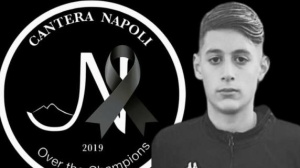 Dramma a Napoli, ragazzo di 14 anni morto per un malore prima di iniziare l'allenamento a calcio