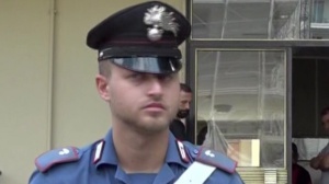 Due 18enni violentate a Roma, a Verona un uomo getta benzina contro l’ex compagna 
