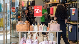 Emergenza lavoro, in Italia chiuse nel 2024 10.000 attività commerciali a causa di un mercato conquistato dall’online