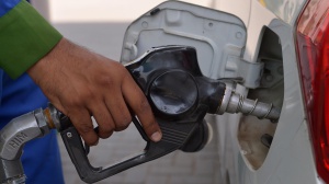 Energia, in arrivo la proroga degli sconti sui carburanti. Ma la maggioranza litiga sul voucher per i redditi bassi