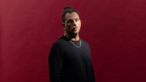 Enrico Nigiotti torna a Sanremo con “Ogni volta che non so volare”: il testo e il significato del brano in gara a Festival 