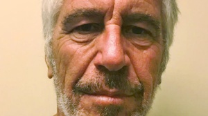 Epstein, desecretati i nomi di oltre 150 contatti legati al suo caso. Tra questi Bill Clinton, Michael Jackson e Stephen Hawking