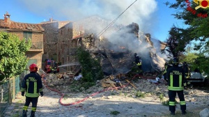 Esplosione a Pianura, una fabbrica di fuochi d'artificio è stata distrutta, il fumo si vede in molte zone di Napoli