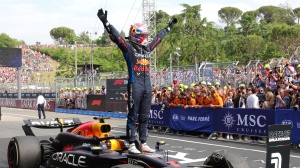 F1. Verstappen resiste a Norris, a Imola Ferrari sul podio