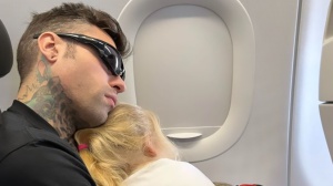Fedez è partito. Destinazione Miami con i suoi figli ed i suoi genitori. Il racconto sui social...