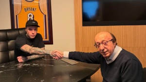 Fedez strizza l'occhio al mondo del calcio e spunta la stretta di mano con Luciano Moggi