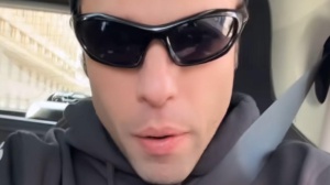 Fedez a Londra cena con l'assistente. E accade di tutto sui social