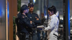 Femminicidio a Milano, ragazza di 29 anni uccisa a coltellate dal compagno che tenta il suicidio (senza riuscirci)