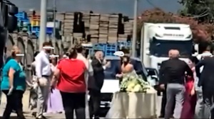 Festa nuziale in strada: il video-denuncia diventa virale. Guarda il nostro Reel su Instagram