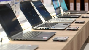 Fidarsi è bene, non fidarsi è meglio. Telefoni e computer usa e getta per andare negli States