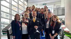Fiumicino, le dipendenti comunali vestite da hostess. La Cgil accusa il sindaco Baccini: "Maschilista"