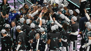 Football Americano, i Philadelphia Eagles vincono il Superbowl contro Kansas City Chiefs davanti a Donald Trump