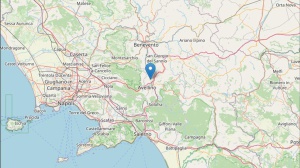 Forte scossa di terremoto, magnitudo 4.0 sulla scala Richter, epicentro in Irpinia, gente in strada