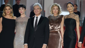 Fuori di Mario Martone: trama, cast e recensione del film in concorso al Festival di Cannes 2025