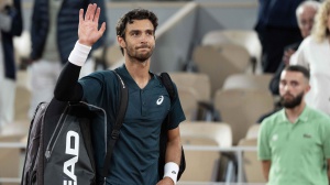 Garros: Lorenzo Musetti deve abbandonare sul più bello, un fastidio all'adduttore lascia via libera ad Alcaraz