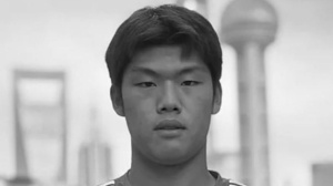 Ginocchiata in campo per Guo Jiaxuan, la stella del calcio cinese. Muore a 18 anni il difensore che aveva giocato nel Bayer Monaco