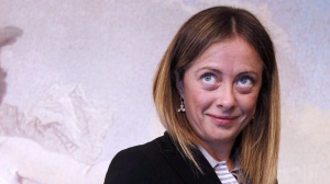 Giorgia Meloni incontra le giocatrici del volley italiano e palleggia con loro nel cortile di Palazzo Chigi