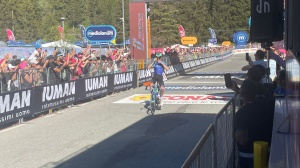 Giro d’Italia, il francese Predhomme vince a Champoluc, Del Toro sempre in maglia rosa