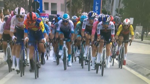 Giro d’Italia, Mads Pedersen padrone a Valona, per lui vittoria di tappa e maglia rosa 