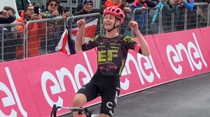 Giro d’Italia, Pogacar concede una tregua, vince il tedesco Steinhauser