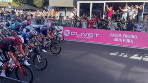 Giro d’Italia, tripletta olandese nello sprint di Lecce, vittoria di Van Uden