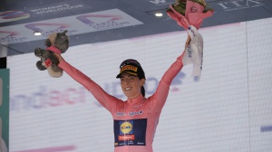 Giro d’Italia Women 2025, Anna Henderson domina la seconda tappa e veste la maglia rosa