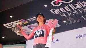 Giro d’Italia Women 2025, la prima maglia rosa va alla svizzera Marlen Reusser