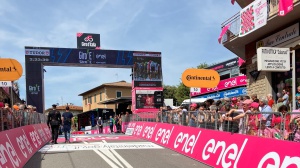 Giro, lo spagnolo Pelajo Sanchez vince la tappa con lo sterrato