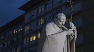 Graduali miglioramenti nelle condizioni di salute di Papa Francesco, anche domani Angelus scritto