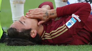 Guai per Dybala, infortunio al tendine: un mese di stop, salta il derby contro la Lazio