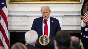 Guerra in Ucraina, Donald Trump media sull'invio di armamenti avanzati a Kiev, ma nel frattempo apre uno spiraglio per Mosca 