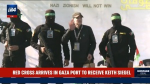 Hamas libera altri tre ostaggi nello scambio con i detenuti palestinesi. Riaperto il valico di Rafah