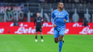 I giocatori del Napoli in ginocchio prima della partita contro l'Atalanta. Un gesto contro il razzismo dopo il caso Acerbi-Juan Jesus