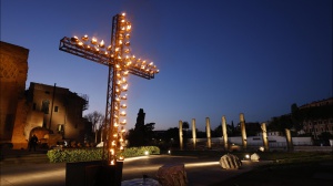 I riti della Pasqua Cattolica, alla Via Crucis al Colosseo, il Papa porta la Croce di legno per tutte le 14 stazioni - 
