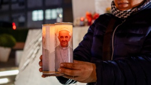 Il Papa si è accomodato in poltrona, ma il quadro clinico rimane complesso