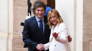 Il tesoretto di doni raccolto da Giorgia Meloni in 31 mesi di governo: scarpe di pitone, gioielli, quadri e tappeti