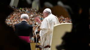 Il Vaticano pubblica Dignitas Infinita: no alla maternità surrogata, la violenza sulle donne è scandalo globale