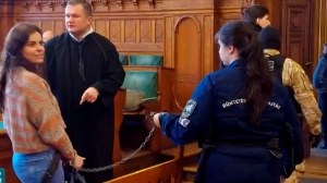 Ilaria Salis ancora in catene in tribunale a Budapest, e l'Ungheria nega i domiciliari 