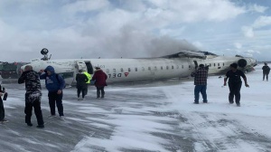 Incidente all'aeroporto di Toronto, un aereo si è capovolto in fase di atterraggio. Otto feriti 