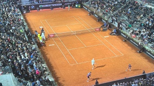 INTERNAZIONALI BNL D'ITALIA: NAPOLITANO VA AVANTI, OUT ARNALDI E NARDI. TIFOSI OMAGGIANO NADAL