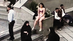 Iran: che fine ha fatto la la studentessa che si è spogliata per protesta all'università? 